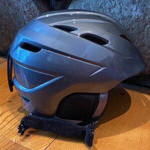 Adult small snowboard skiing helmet Giro gray